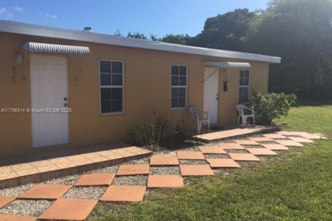 Commercial property in Pompano Beach, Florida 93.65 sq.m. № 1692351 - photo 1
