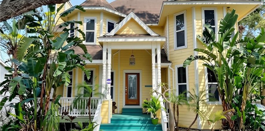 House in Tarpon Springs, Florida 3 bedrooms, 205.22 sq.m. № 2267180
