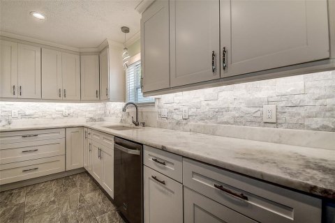 House in Tarpon Springs, Florida 3 bedrooms, 205.22 sq.m. № 2267180 - photo 9