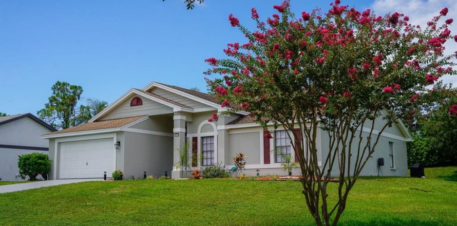 House in Hudson, Florida 3 bedrooms, 174.38 sq.m. № 2198480