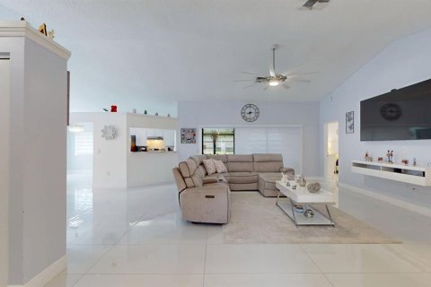 House in Hudson, Florida 3 bedrooms, 174.38 sq.m. № 2198480 - photo 11