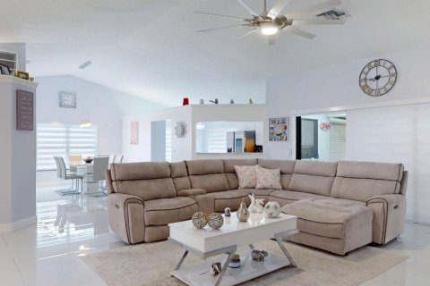 House in Hudson, Florida 3 bedrooms, 174.38 sq.m. № 2198480 - photo 12