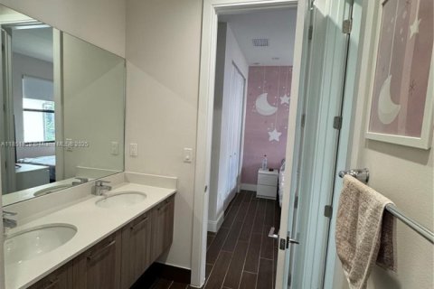 Villa ou maison à louer à Doral, Floride: 4 chambres, 202.16 m2 № 1964869 - photo 11