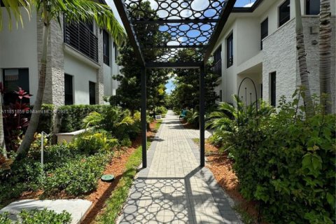 Villa ou maison à louer à Doral, Floride: 4 chambres, 202.16 m2 № 1964869 - photo 1