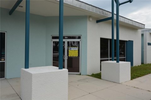 Propiedad comercial en alquiler en Port Charlotte, Florida, 93.37 m2 № 791204 - foto 1