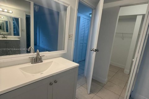 Condo in Deerfield Beach, Florida, 2 bedrooms № 1972480 - photo 8