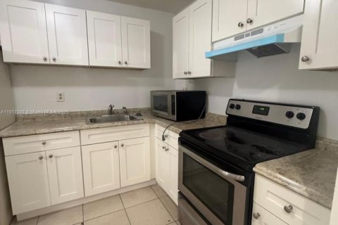 Condo in Deerfield Beach, Florida, 2 bedrooms № 1972480 - photo 16