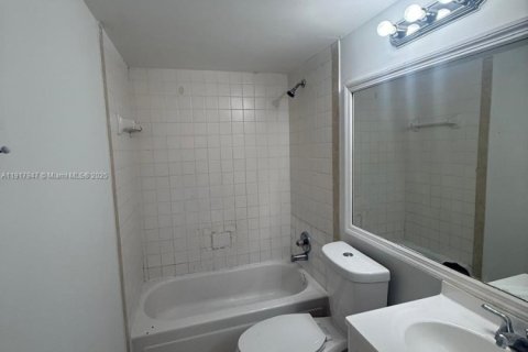 Condo in Deerfield Beach, Florida, 2 bedrooms № 1972480 - photo 3