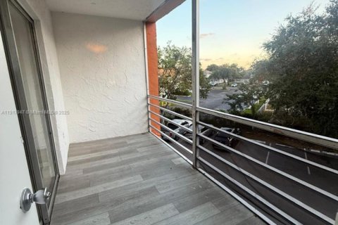 Condo in Deerfield Beach, Florida, 2 bedrooms № 1972480 - photo 25