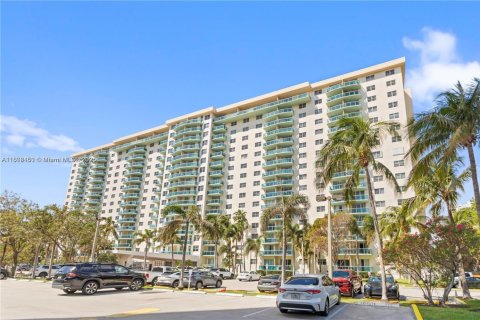 Condo in Sunny Isles Beach, Florida, 1 bedroom  № 1865062 - photo 11