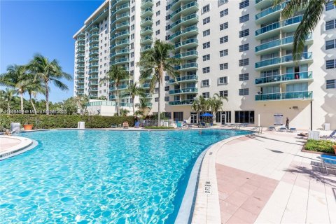 Condo in Sunny Isles Beach, Florida, 1 bedroom  № 1865062 - photo 1