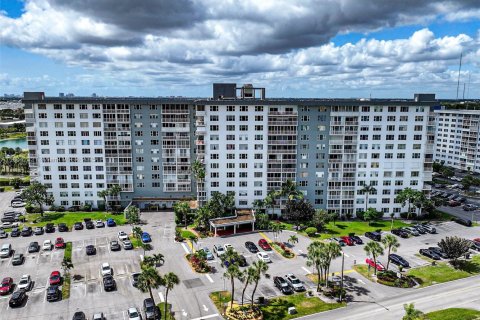 Condo in Hollywood, Florida, 2 bedrooms № 1959994 - photo 2