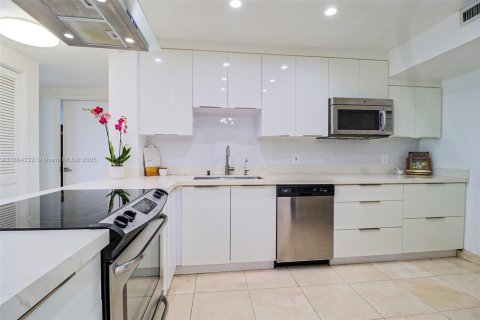 Condo in Hollywood, Florida, 2 bedrooms № 1959994 - photo 10