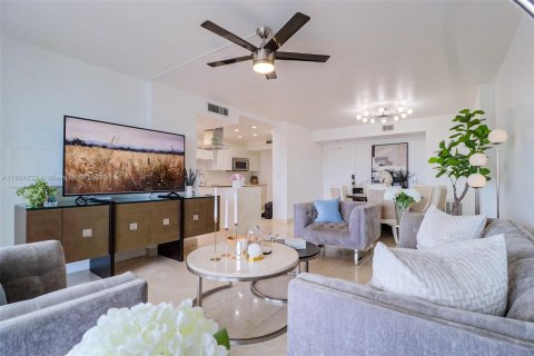 Condo in Hollywood, Florida, 2 bedrooms № 1959994 - photo 6