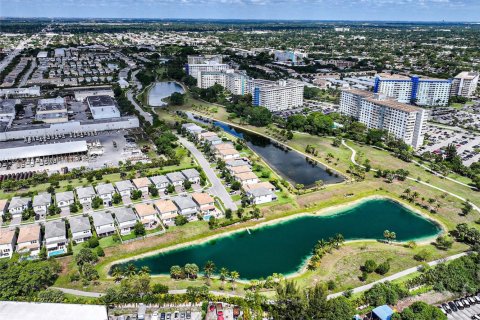 Condo in Hollywood, Florida, 2 bedrooms № 1959994 - photo 3