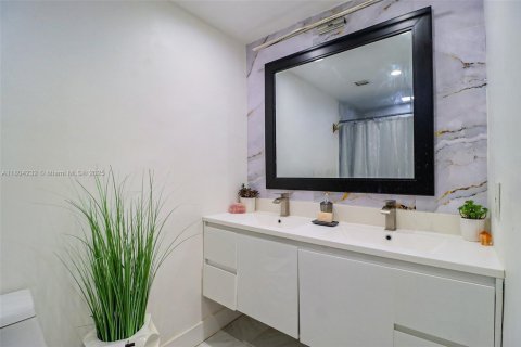 Condo in Hollywood, Florida, 2 bedrooms № 1959994 - photo 16
