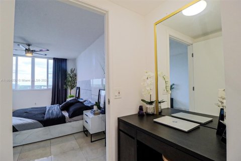 Condo in Hollywood, Florida, 2 bedrooms № 1959994 - photo 15