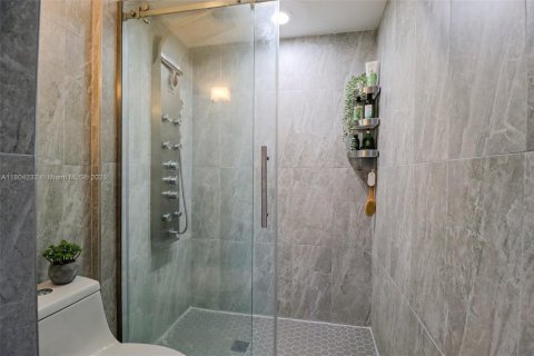 Condo in Hollywood, Florida, 2 bedrooms № 1959994 - photo 12