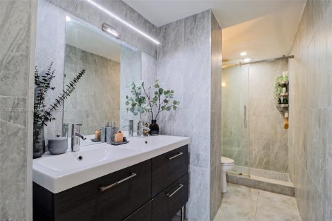 Condo in Hollywood, Florida, 2 bedrooms № 1959994 - photo 11