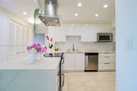 Condo in Hollywood, Florida, 2 bedrooms № 1959994 - photo 9