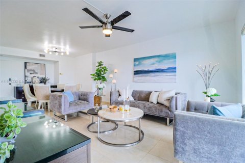 Condo in Hollywood, Florida, 2 bedrooms № 1959994 - photo 1