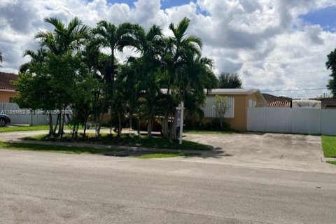 Casa en venta en Miami, Florida, 3 dormitorios, 95.41 m2 № 1945841 - foto 1