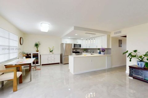 Купить кондоминиум в Уэст-Палм-Бич, Флорида 2 спальни, 98.66м2, № 2086259 - фото 1