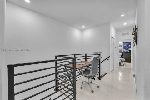 Touwnhouse à vendre à Miami, Floride: 4 chambres, 172.52 m2 № 1890060 - photo 17