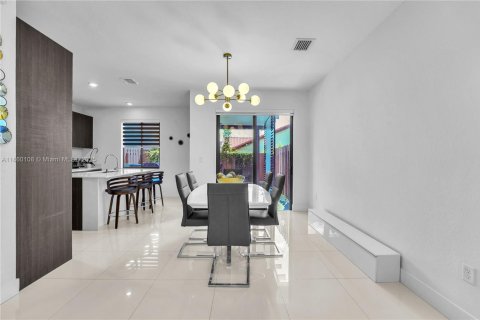 Touwnhouse à vendre à Miami, Floride: 4 chambres, 172.52 m2 № 1890060 - photo 7