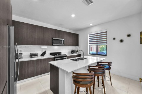 Touwnhouse à vendre à Miami, Floride: 4 chambres, 172.52 m2 № 1890060 - photo 11