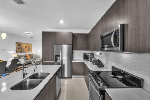Touwnhouse à vendre à Miami, Floride: 4 chambres, 172.52 m2 № 1890060 - photo 12
