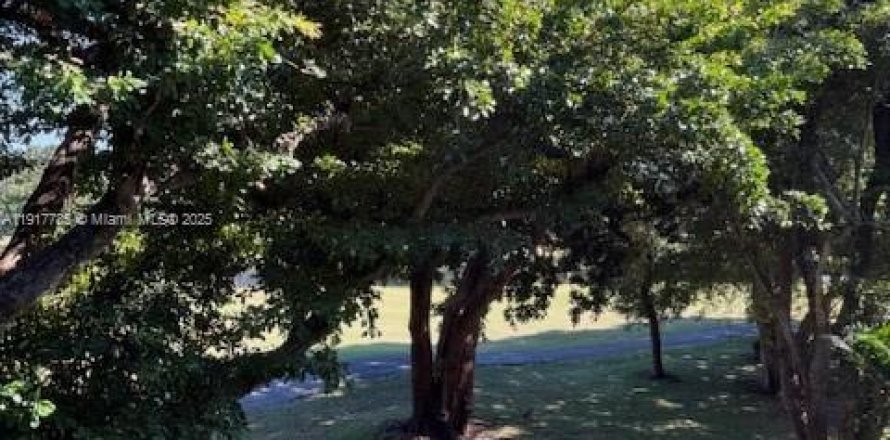 Кондоминиум с 1 спальней в Пемброк-Пайнс, Флорида № 1972942