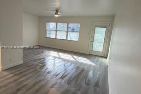 Снять в аренду кондоминиум в Пемброк-Пайнс, Флорида 1 спальня, 75.34м2, № 1972942 - фото 3