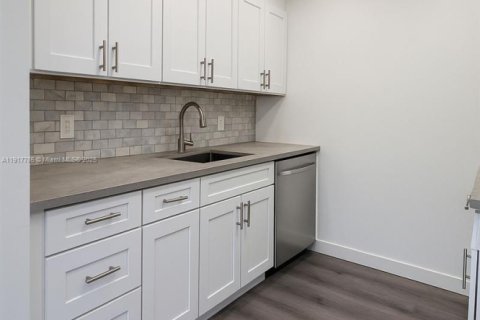 Снять в аренду кондоминиум в Пемброк-Пайнс, Флорида 1 спальня, 75.34м2, № 1972942 - фото 7