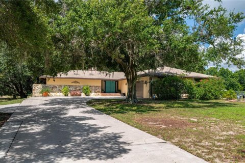 House in Frostproof, Florida 4 bedrooms, 361.95 sq.m. № 1909297 - photo 3