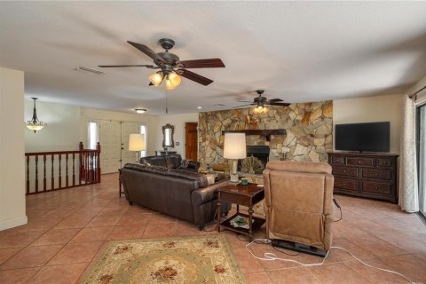 House in Frostproof, Florida 4 bedrooms, 361.95 sq.m. № 1909297 - photo 10
