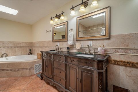House in Frostproof, Florida 4 bedrooms, 361.95 sq.m. № 1909297 - photo 23