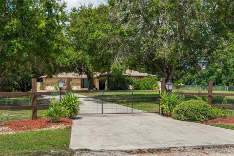 House in Frostproof, Florida 4 bedrooms, 361.95 sq.m. № 1909297 - photo 2