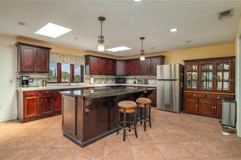 House in Frostproof, Florida 4 bedrooms, 361.95 sq.m. № 1909297 - photo 12