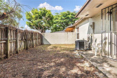 Townhouse in Miami, Florida 3 bedrooms, 91.04 sq.m. № 1986584 - photo 16