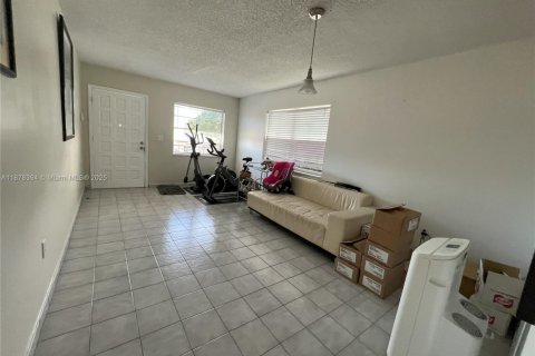 House in Hialeah, Florida 2 bedrooms, 83.61 sq.m. № 1923411 - photo 5