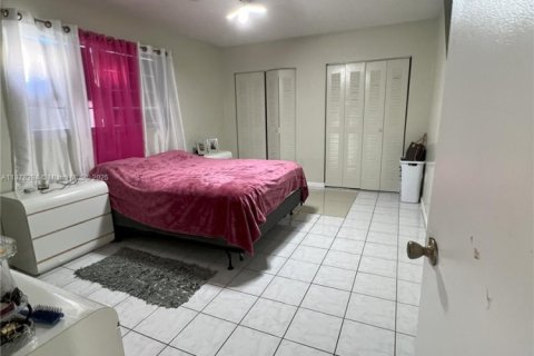 House in Hialeah, Florida 2 bedrooms, 83.61 sq.m. № 1923411 - photo 7