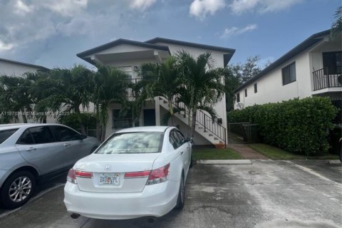 House in Hialeah, Florida 2 bedrooms, 83.61 sq.m. № 1923411 - photo 3