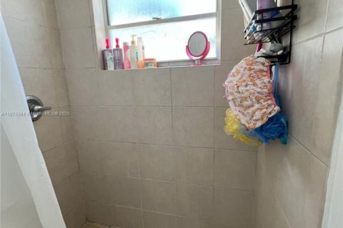 House in Hialeah, Florida 2 bedrooms, 83.61 sq.m. № 1923411 - photo 8