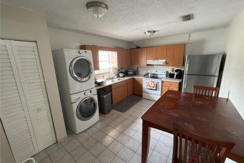 House in Hialeah, Florida 2 bedrooms, 83.61 sq.m. № 1923411 - photo 6