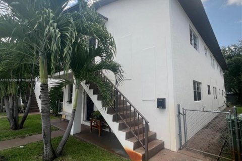House in Hialeah, Florida 2 bedrooms, 83.61 sq.m. № 1923411 - photo 1