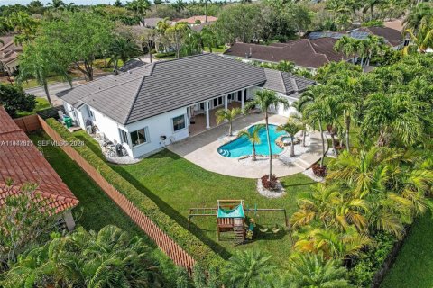 Casa en alquiler en Miami, Florida, 6 dormitorios, 377.74 m2 № 2003903 - foto 2