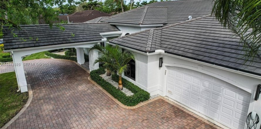 Casa en Miami, Florida 6 dormitorios, 377.74 m2 № 2003903