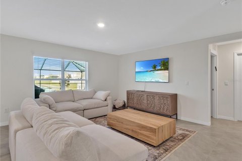 House in Wimauma, Florida 5 bedrooms, 248.42 sq.m. № 1582586 - photo 9