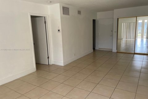 Apartamento en alquiler en Oakland Park, Florida, 1 dormitorio, 70.61 m2 № 1953600 - foto 9